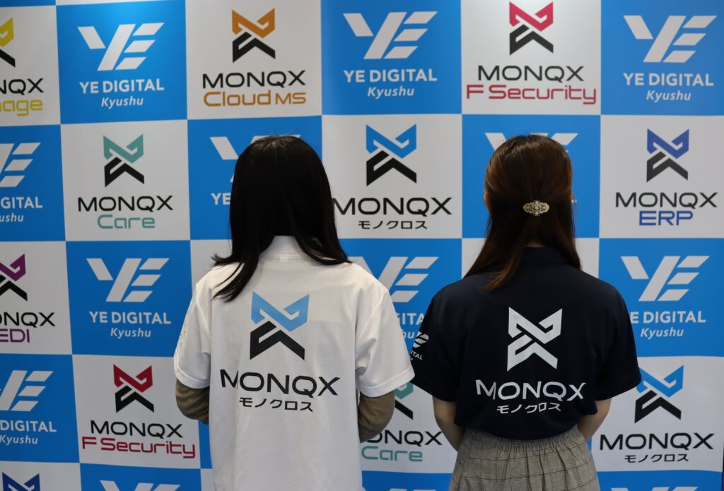 MONQX (モノクロス)」のロゴを入れた、お揃いのユニフォーム